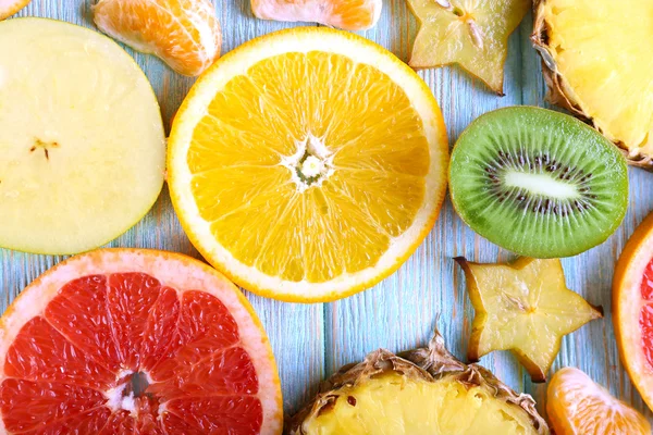 Sliced fruits on table, close-up — Stock Photo, Image