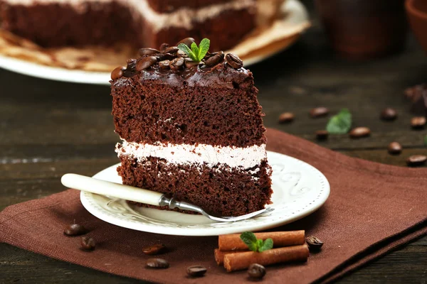 Delicioso pastel de chocolate en primer plano de la mesa —  Fotos de Stock