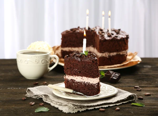 Delicioso pastel de chocolate en la mesa sobre fondo claro —  Fotos de Stock