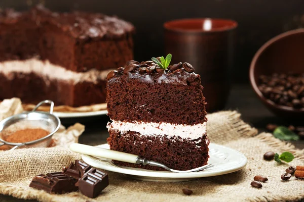 Delicioso pastel de chocolate en la mesa sobre fondo marrón — Foto de Stock