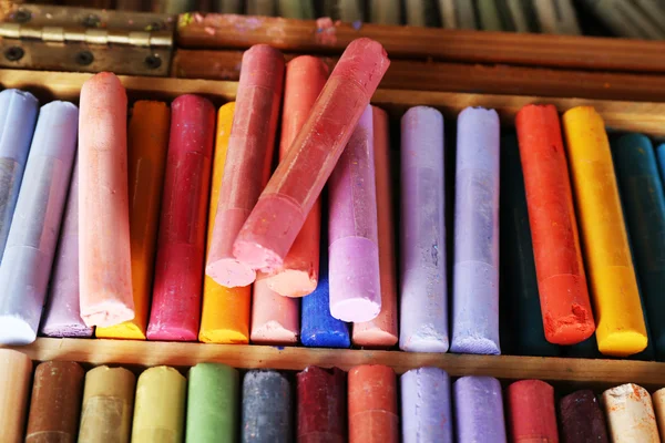 Pasteles de tiza de colores en la caja de cerca —  Fotos de Stock