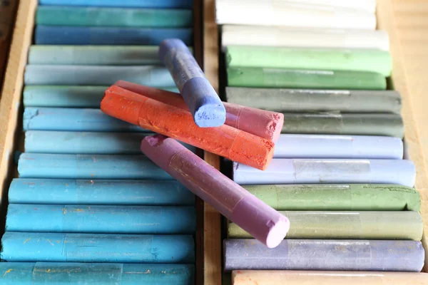 Pasteles de tiza de colores en la caja de cerca —  Fotos de Stock