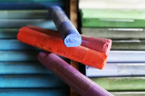 Pasteles de tiza de colores en la caja de cerca —  Fotos de Stock