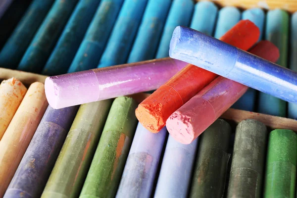 Färgglada krita pasteller i rutan på nära håll — Stockfoto