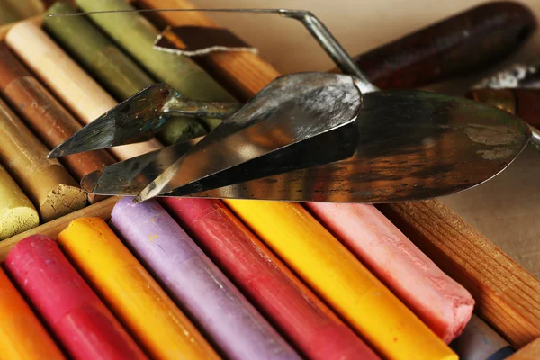 Pasteles de tiza de colores en caja con cuchillos paleta de cerca —  Fotos de Stock