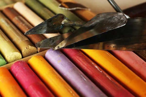 Színes kréta pasztell palettán dobozában kések zár megjelöl — Stock Fotó