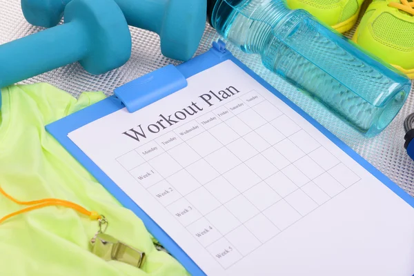 Training plan en sport apparatuur bovenaanzicht close-up — Stockfoto