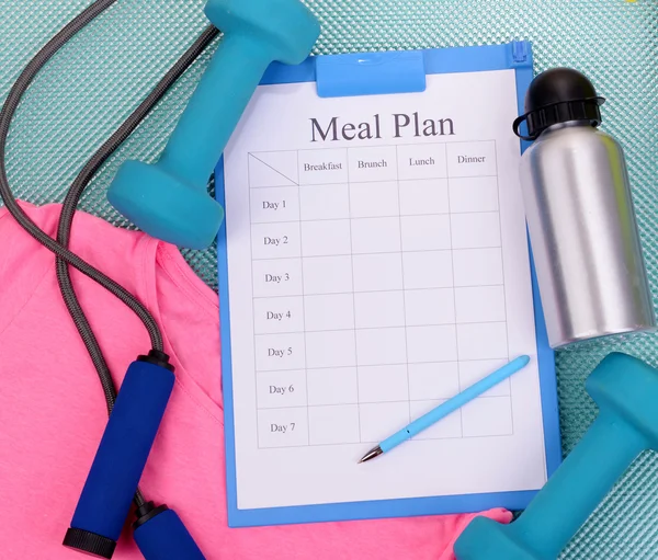 Maaltijd plan en sport apparatuur bovenaanzicht close-up — Stockfoto