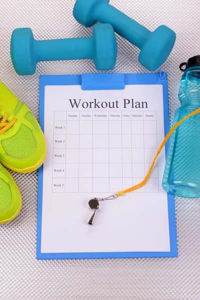 Training plan en sport apparatuur bovenaanzicht close-up — Stockfoto