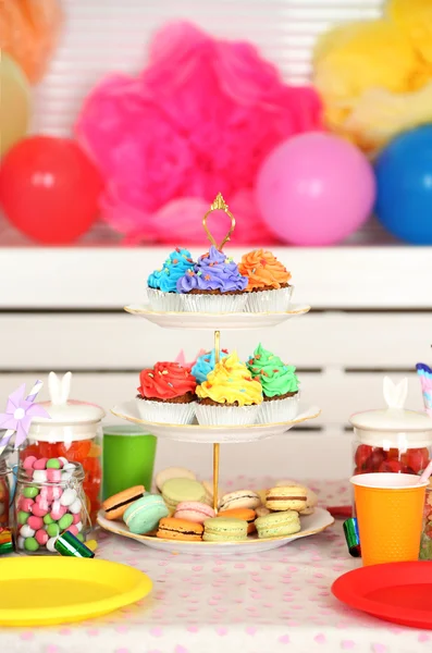 Geburtstagstisch mit Süßigkeiten für Kinderfest vorbereitet — Stockfoto