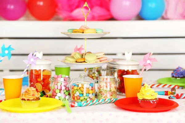 Tavolo di compleanno preparato con dolci per la festa dei bambini — Foto Stock