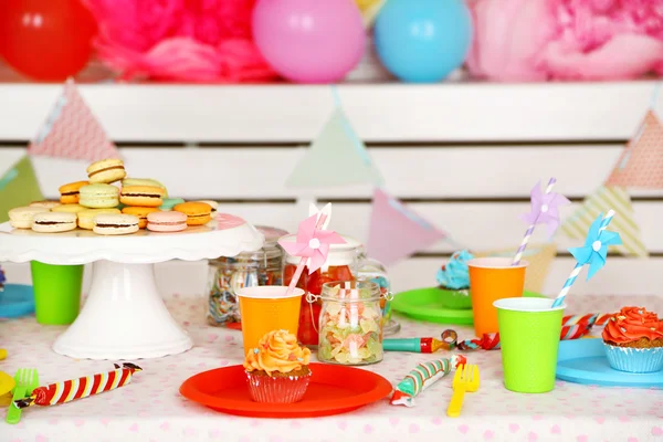 Mesa de cumpleaños preparada con dulces para fiestas infantiles —  Fotos de Stock