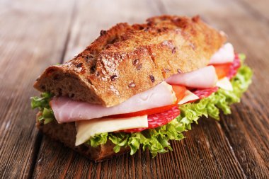 Jambon ve ahşap arka plan üzerinde sebze taze ve lezzetli sandviç