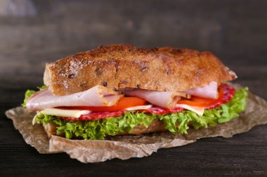 Jambon ve Kağıt ahşap arka plan üzerinde sebze taze ve lezzetli sandviç