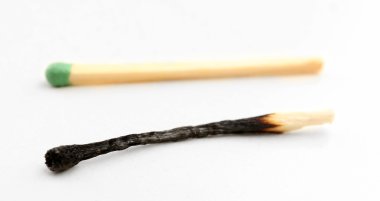 Maç ve yanmış maç üzerinde beyaz izole