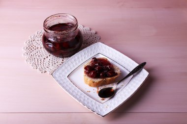 Ahşap arka plan üzerinde plaka üzerinde reçelli taze ekmek