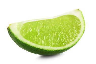 Beyaza izole edilmiş sulu bir dilim limon.