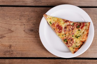 Lezzetli dilim pizza ahşap masa üzerinde plaka üzerinde