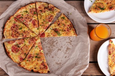 Bardak suyu masada kağıt üzerinde lezzetli pizza yakın çekim