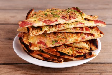 Lezzetli dilim pizza ahşap masa üzerinde plaka üzerinde