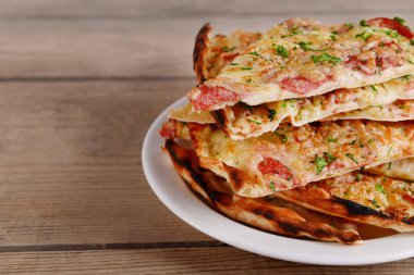 Lezzetli dilim pizza ahşap masa üzerinde plaka üzerinde