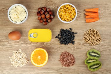 Ahşap arka plan vitamin içeren çeşitli gıda ürünleri