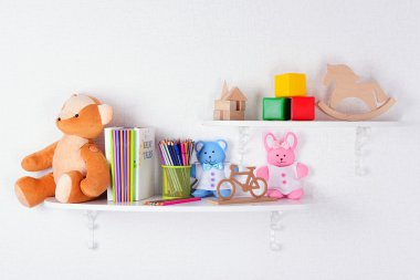 Çocuk odasında oyuncaklı raflar.