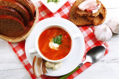 Ukraynalı pancar çorbası - pancar çorbası, peçete, ahşap arka plan üzerinde üzerinde