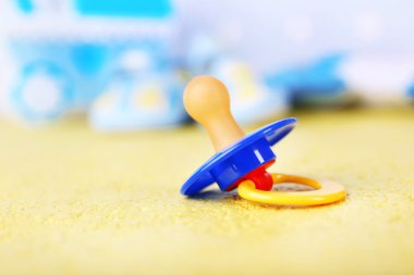 Kukla bebeğim, yakın çekim, parlak zemin üzerine