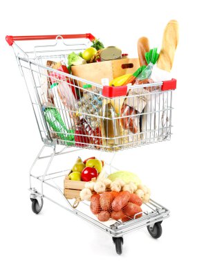 Alışveriş sepeti dolu beyaz izole çeşitli yiyecek ile 