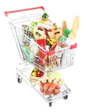 Alışveriş sepeti dolu beyaz izole çeşitli yiyecek ile 