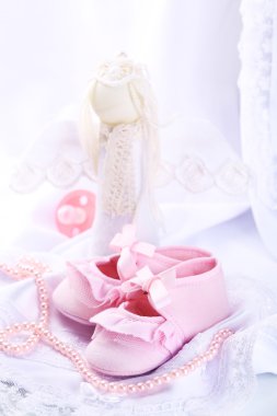 Pembe bebek bezi yakın çekim çizmeler