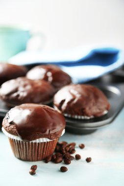 Lezzetli ev yapımı çikolatalı kek ve kahve üzerinde açık renkli ahşap tablo