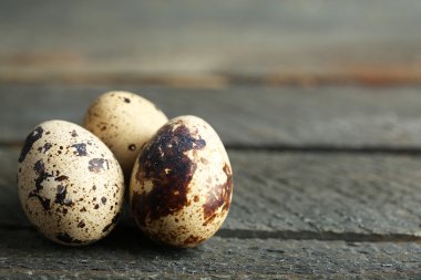 Ahşap arka plan üzerinde Kuş yumurtaları