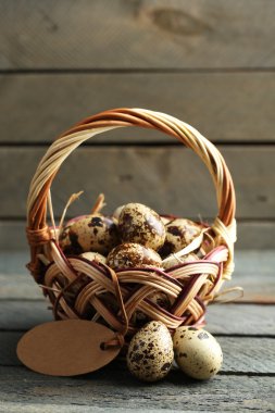 Kuş yumurtaları hasır sepet içinde