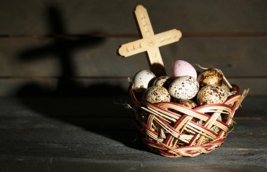 Kuş yumurtaları hasır sepet içinde