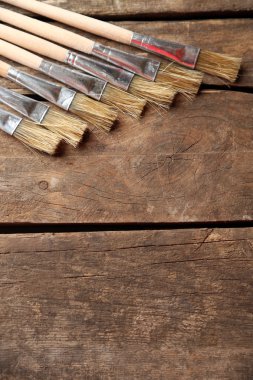 eski ahşap zemin üzerinde Boya fırçaları