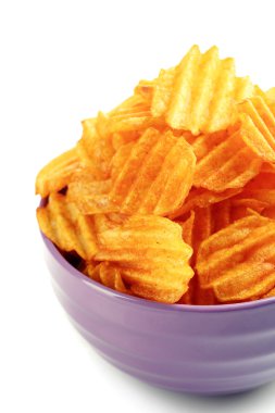 beyaz izole kase lezzetli patates cipsi