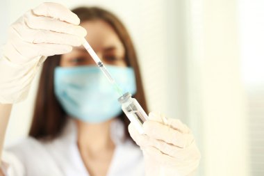 Ampul ve elinde şırınga