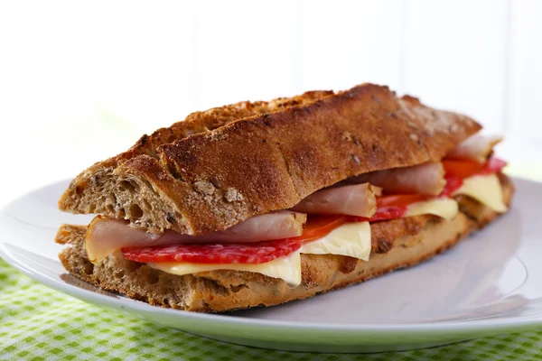 Свежий и вкусный сэндвич с ветчиной и сыром на деревянном фоне — стоковое фото