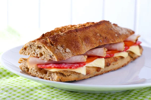Свежий и вкусный сэндвич с ветчиной и сыром на деревянном фоне — стоковое фото
