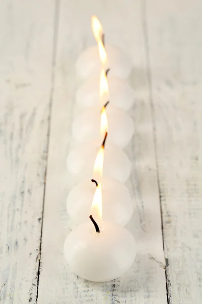 Queimando velas na mesa de madeira close-up — Fotografia de Stock