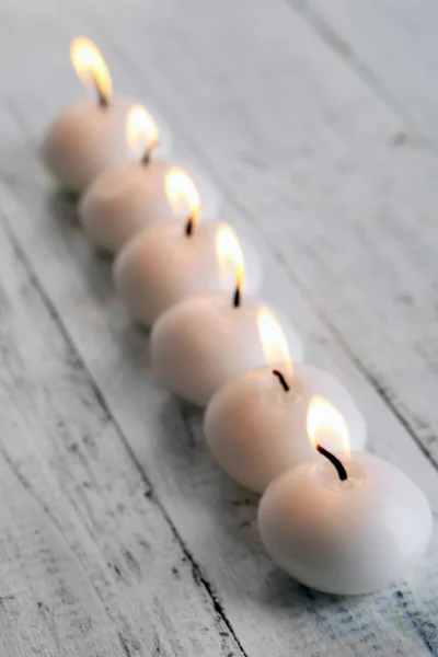 Queimando velas na mesa de madeira close-up — Fotografia de Stock