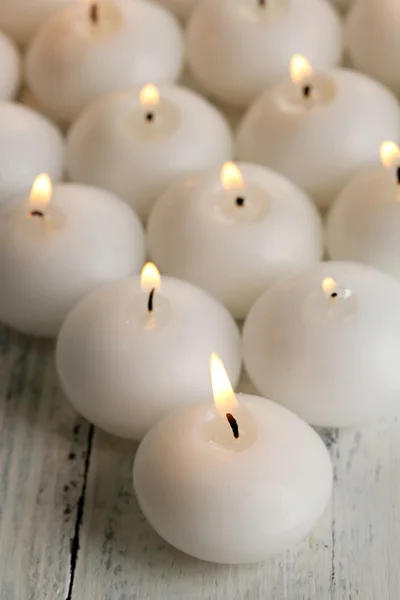 Brandende kaarsen op houten tafel close-up — Stockfoto
