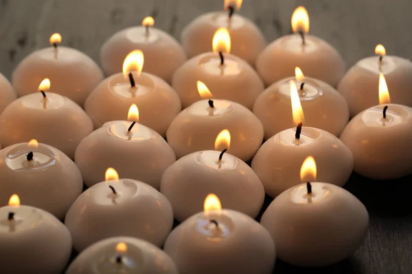 Queimando velas na mesa de madeira close-up — Fotografia de Stock