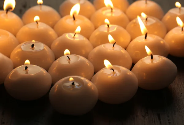 Queimando velas na mesa de madeira close-up — Fotografia de Stock