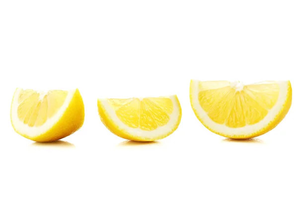 Succose fette di limone isolate su bianco — Foto Stock
