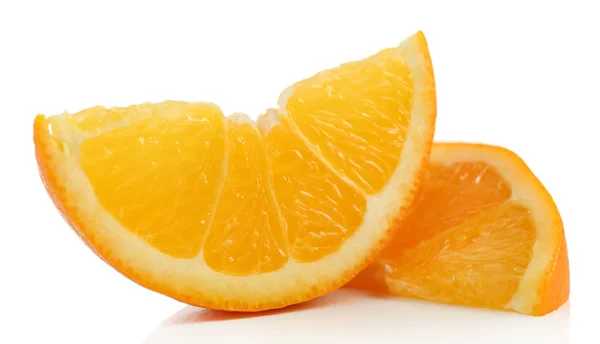 Fatias suculentas de laranja isoladas em branco — Fotografia de Stock