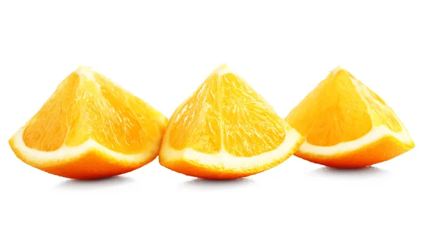 Tranches juteuses d'orange isolées sur blanc — Photo