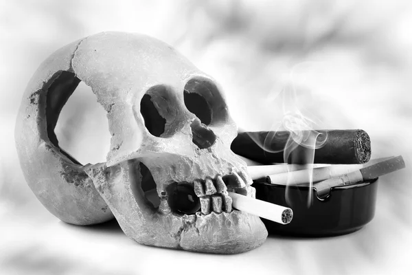 Fumar scull humano con cigarrillo en la boca, aislado en blanco — Foto de Stock